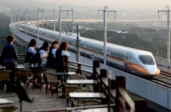 电气化火车将取代蒸汽火车（图片提供：Sam Yeh, AFP/Getty Images）